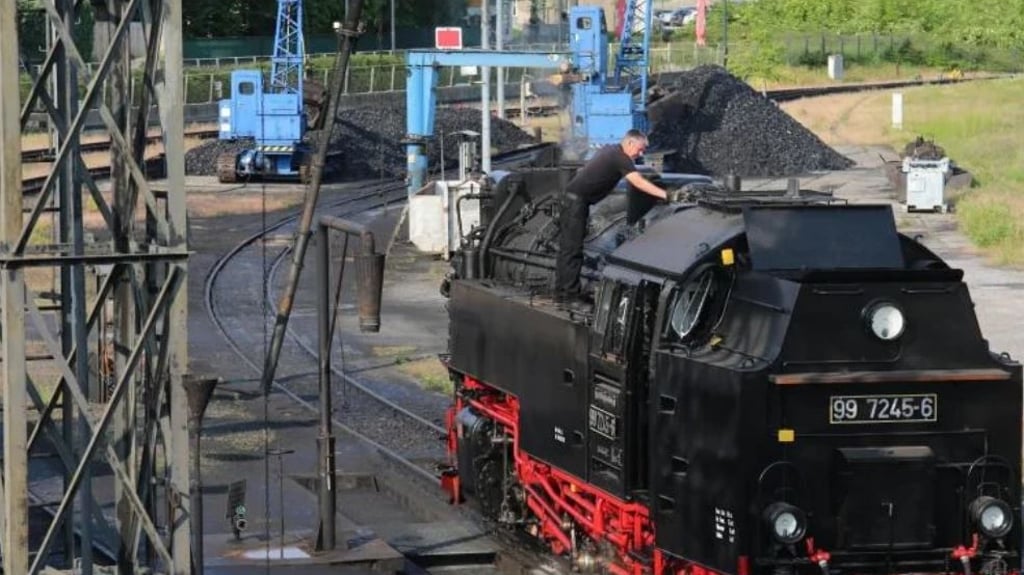 Die Harzer Schmalspurbahn fährt wieder im gesamten Streckennetz, mit Ausnahme der Route zwischen Brocken und Schierke, die nach wie vor auch am Freitag gesperrt bleibt. Zuvor hatte Sturm "Ignatz" im Harz mit bis zu 160 Stundenkilometern über dem Mittelgebirge gewütet. Symbolbild: