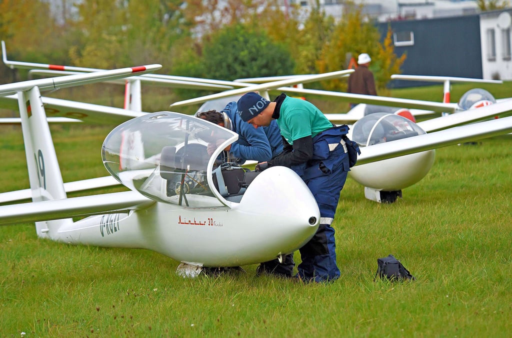 Flugplatz Aschersleben: Vorbereitung auf einen Leewellen-Flug.