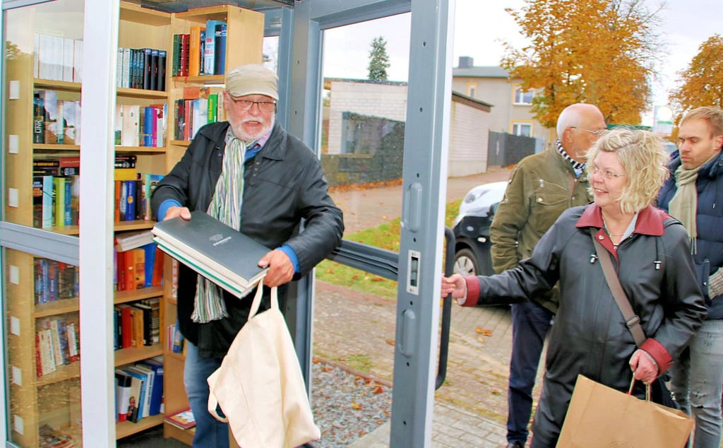 Ein Einwohner aus Dolle hat nach der Einweihung der Bücherzelle durch die Heimatvereinsvorsitzende Kerstin Trapp-Schwerin noch etwas Lesestoff nachgelegt.