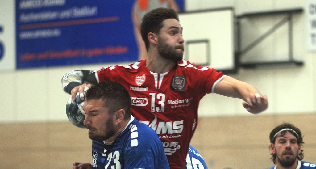 Tim Steffen (am Ball) und die Sachsen-Anhalt-Liga-Handballer von Rot-Weiss Staßfurt fühlen sich in der Rolle des „Gejagten“ wohl und wollen diese auch beim USV Halle II verteidigen.
