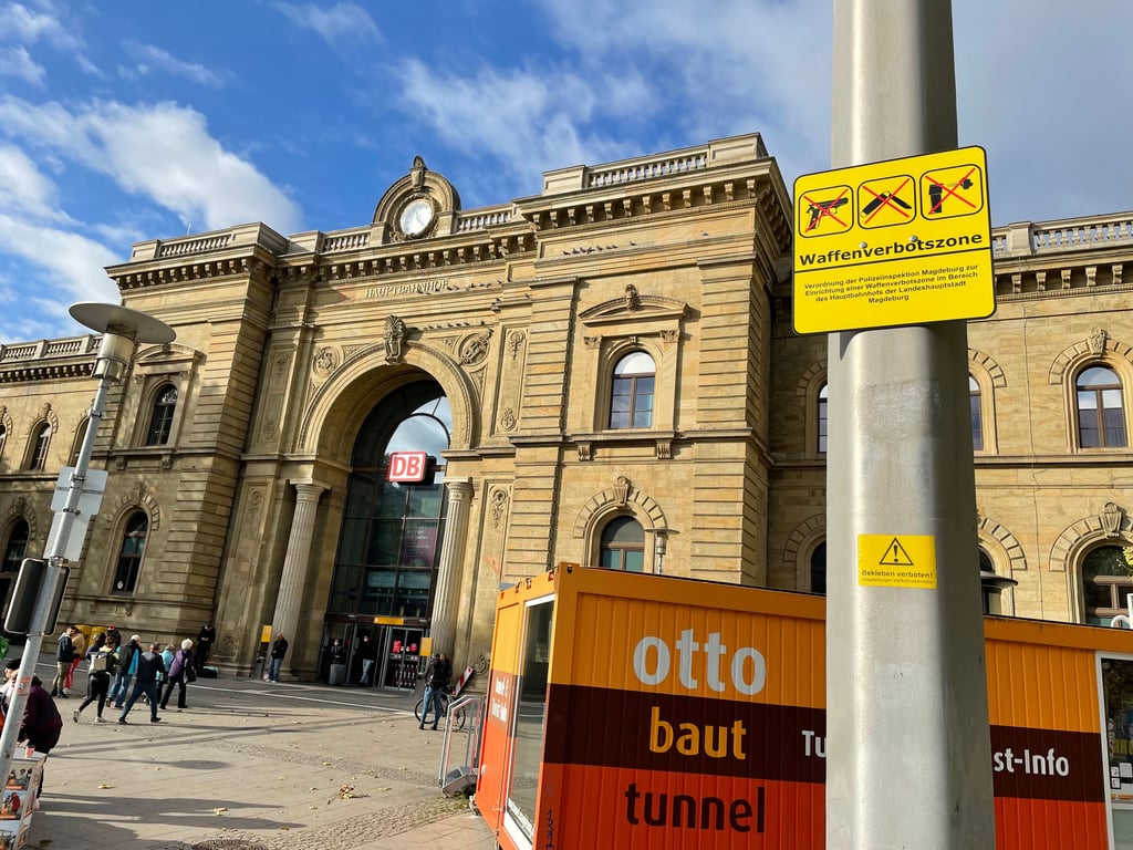Am Magdeburger Hauptbahnhof sind erste Schilder bereits angebracht, die auf die Waffenverbotszone hinweisen.