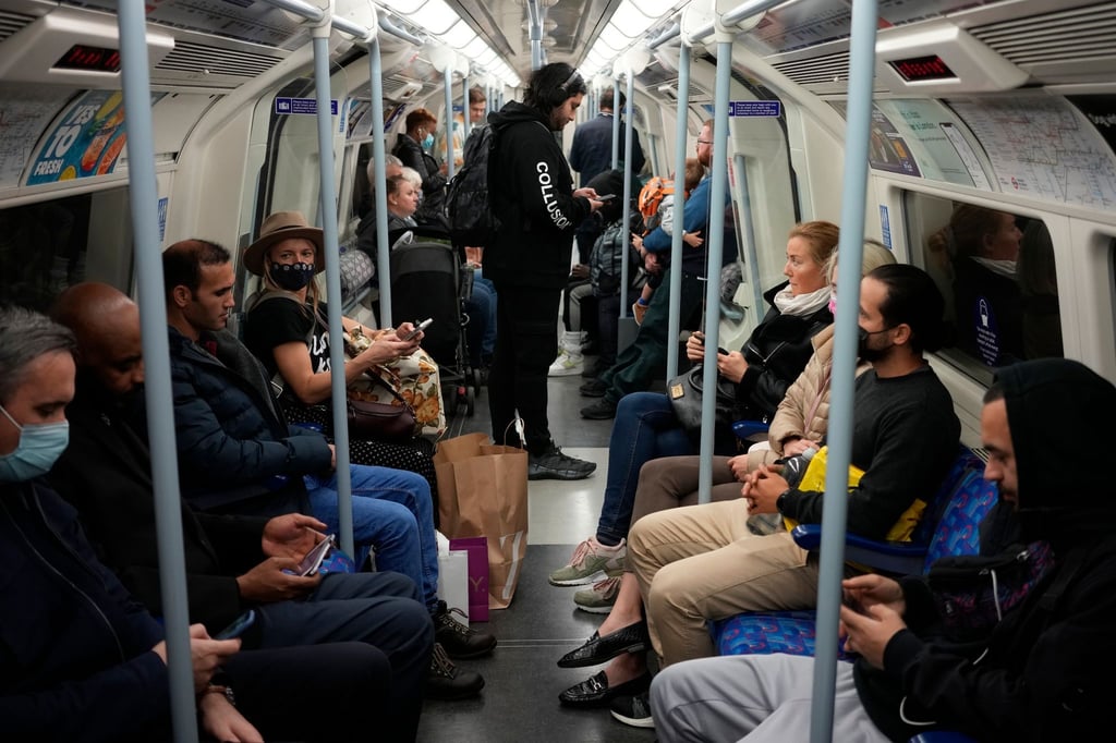 Eigentlich herrscht zumindest in U-Bahnen in London Maskenpflicht. Doch seit dem von der Regierung verkündeten „Freedom Day“ verzichten viele Britinnen und Briten auf Schutzmaßnahmen.