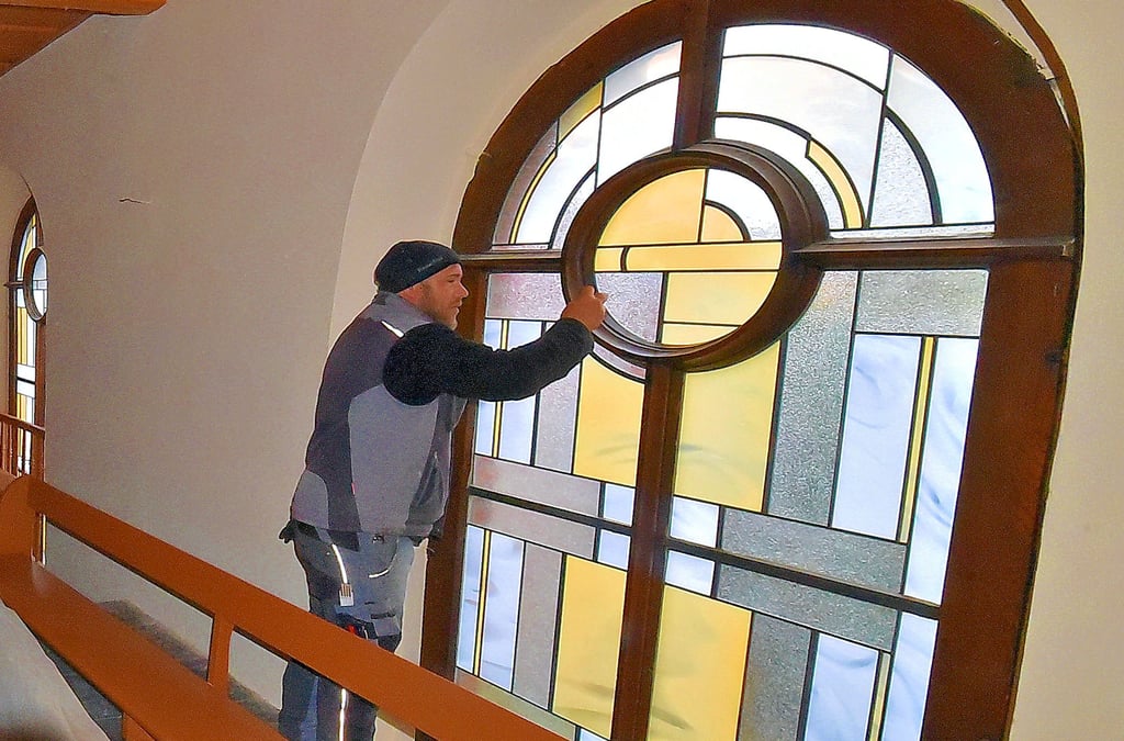 In der Kirche Radegast wurden vier weitere Fenster des Künstlers Thomas Kuzio eingebaut. Glaser Philipp Schulz vom Glasstudio Derix aus Taunusstein nimmt die letzten Handgriffe an den Fenstern vor. Radegasts Backsteinkirche kann nun insgesamt 15 Fenster von Thomas Kuzio vorweisen.