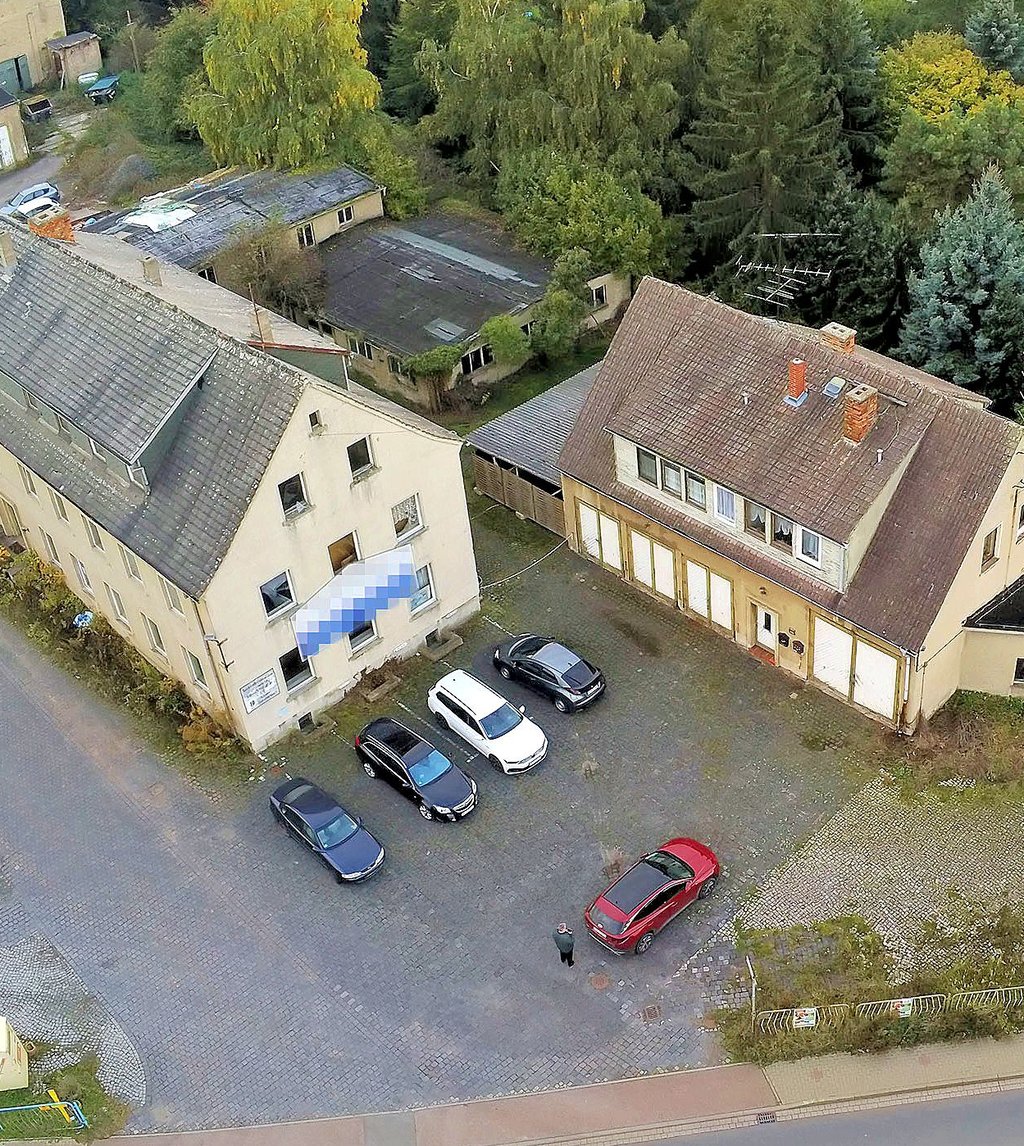 Die Verwaltungsgebäude und Garagen sind in schlechtem Zustand.