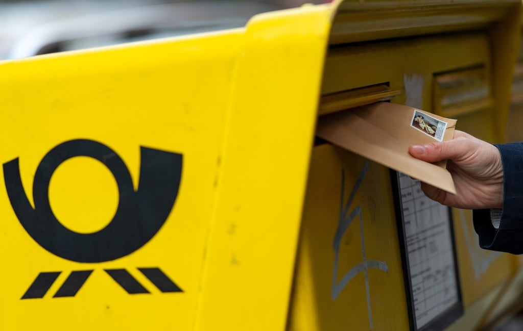 Der Briefversand wird teurer. Statt bisher 80 Cent soll ein Standardbrief künftig 85 Cent kosten.
