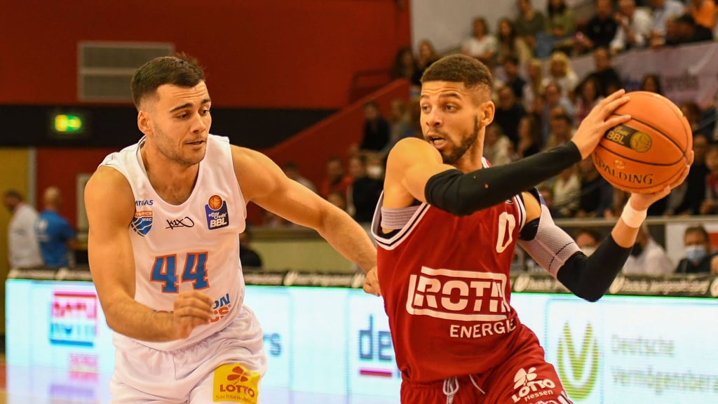 Gießens Kendale Mc Cullum (r.) setzt sich gegen MBC-Spielmacher Nikola Rebic durch.