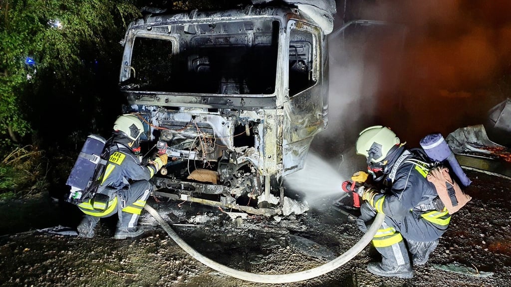 Feuerwerhrleute konnten den Brand zwar löschen. Der Lkw wurde dennoch ein Opfer der Flammen.