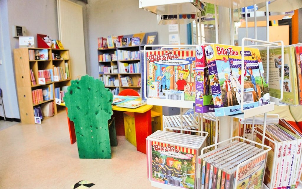 Auch CDs und DVDs gehören zum Bestand, wie hier in der Kinderbibliothek.