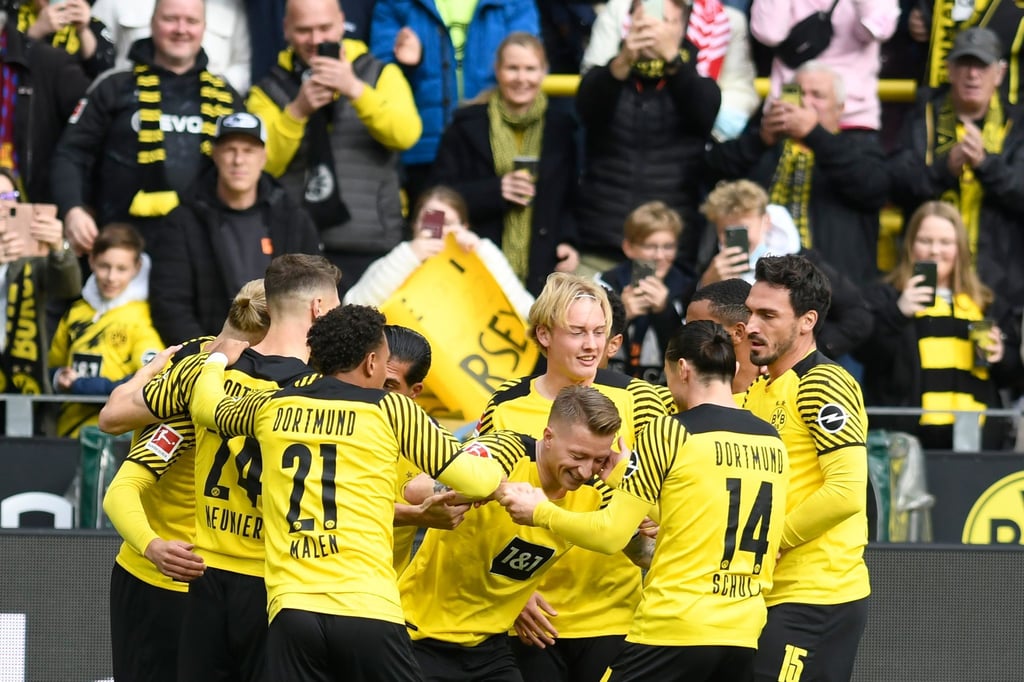 BVB-Torschütze Marco Reus (M) wird nach seinem Treffer von seinen Mitspielern gefeiert.