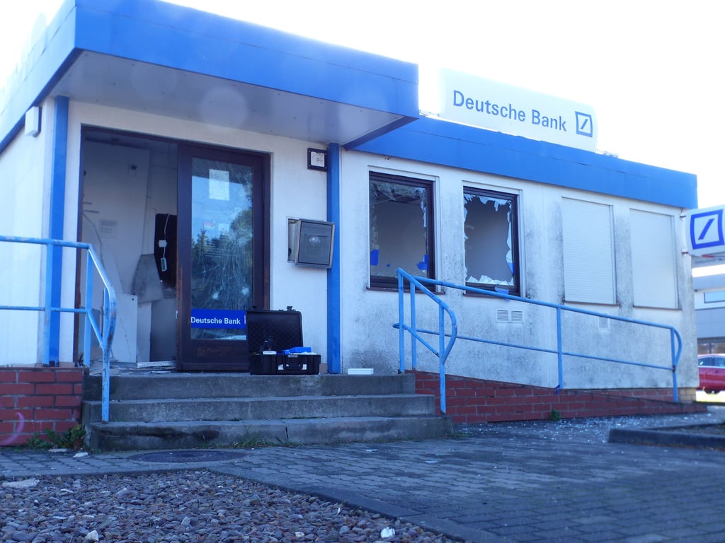 Unbekannte hatten in der Filiale der Deutschen Bank an der Dessauer Allee eine Sprengung vorgenommen.