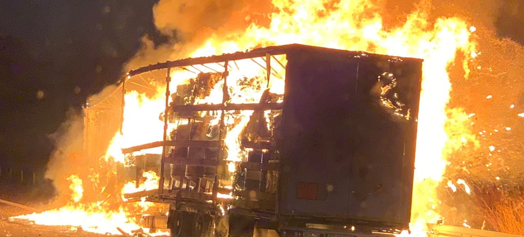 Der Gefahrguttransporter stand in Vollbrand.