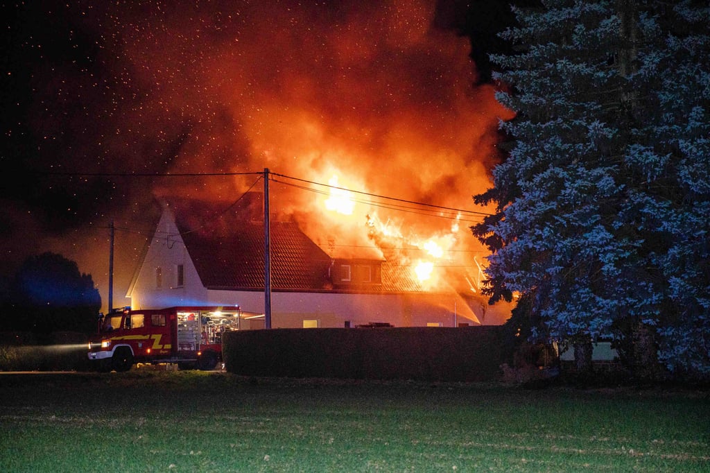 Zu einem regelrechten Flammeninferno sind die Feuerwehren der Gemeinde Göda bei Bautzen in der Nacht zu Samstag gerufen worden. Im Ortsteil Birkau stand ein Anbau eines Wohnhauses in Flammen.