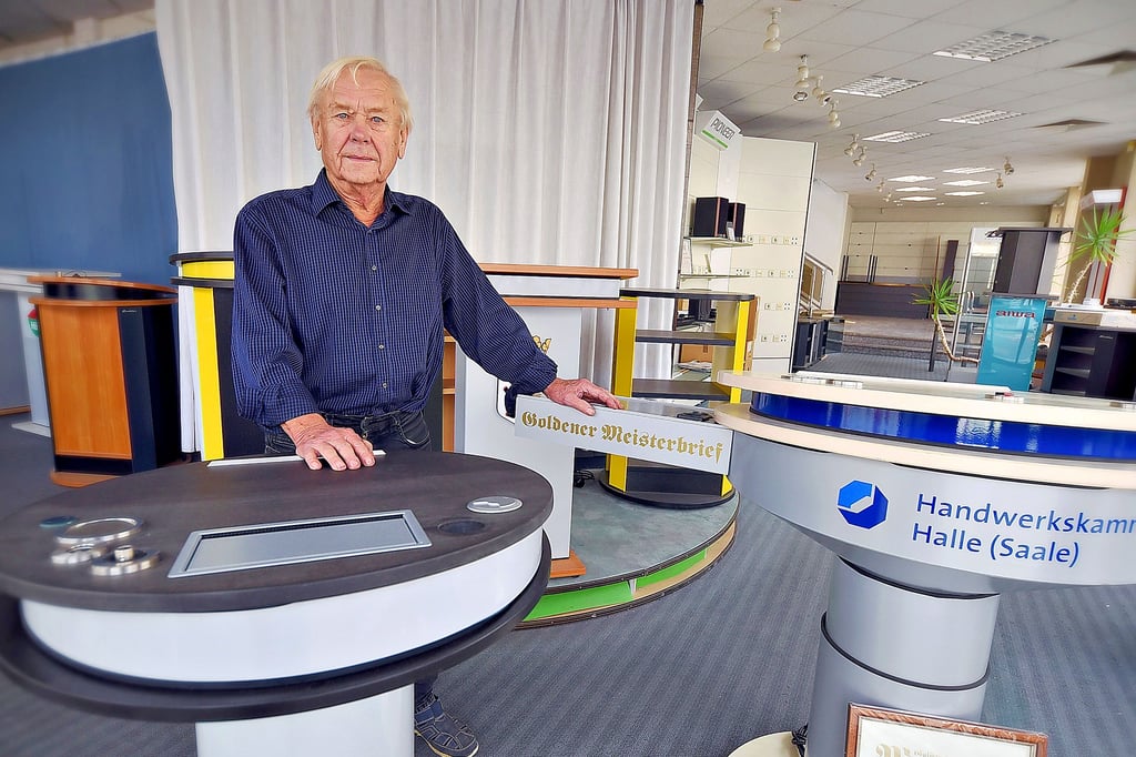 Manfred Eichler zwischen seinen Rednerpulten