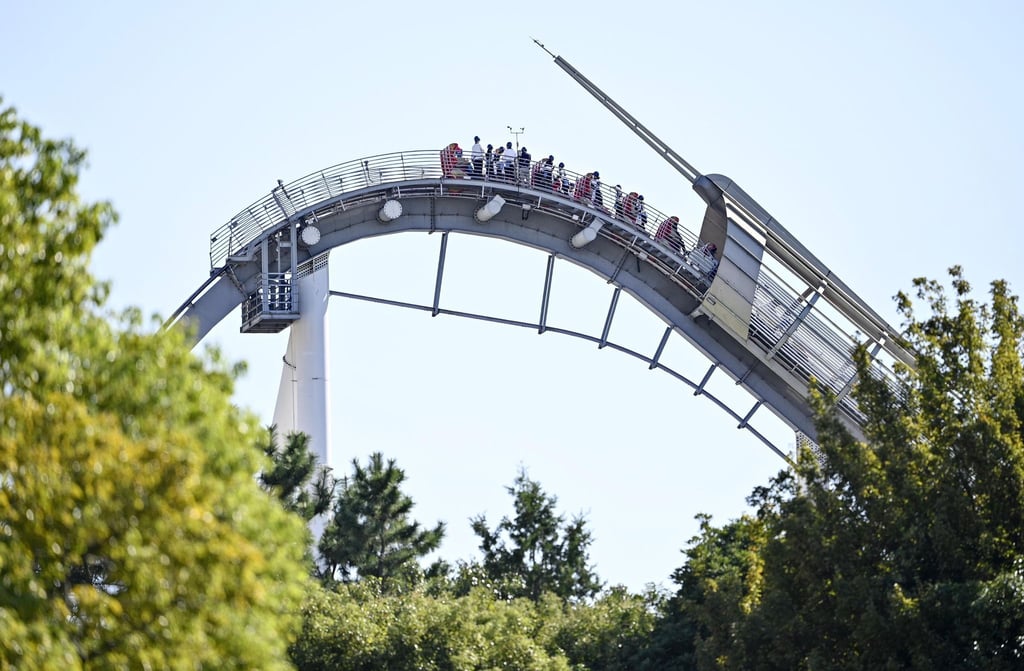 Fahrgäste einer Achterbahn der Universal Studios Japan sitzen fest.