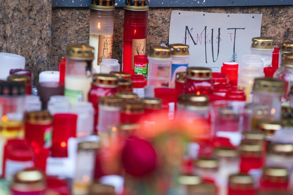 Trauer um die Opfer einer Messerattacke am Tatort.