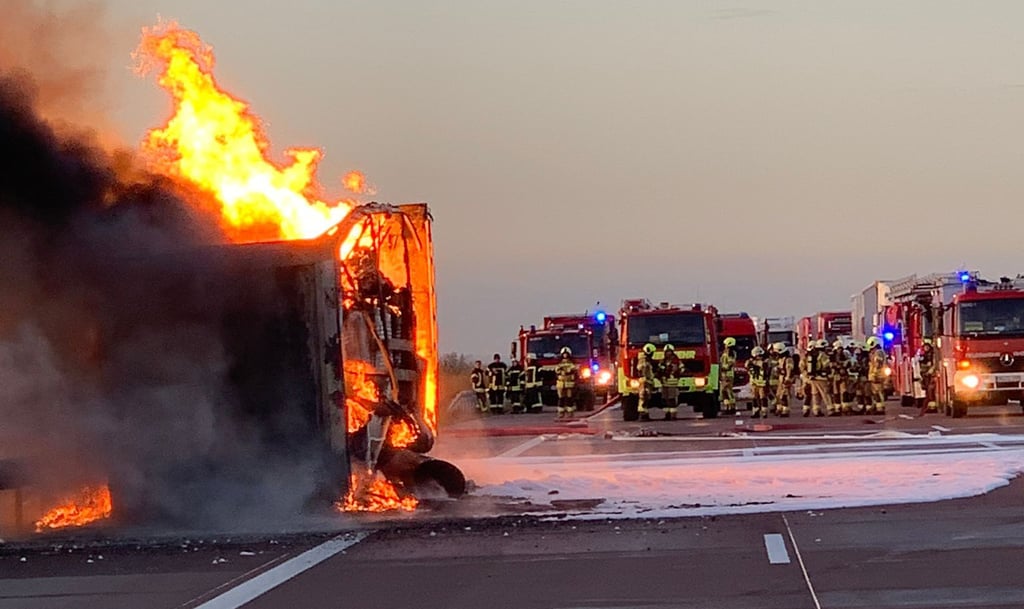 Mehrere Feuerwehrfahrzeuge waren auf der Autobahn im Einsatz.