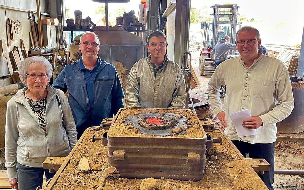 In der Glockengießerei Bachert in Neunkirchen: Else Teichmann, Thomas Born, Glockengießer Nicolai Wieland und Pfarrer Albrecht Henning (v.l.)