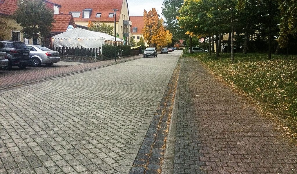 Könnte dieser Rad- und Fußweg (rechts) in der Pfaffendorfer Straße am Heideplatz in einen Parkstreifen umgewandelt werden? Wer derzeit dort parkt, bekommt ein Knöllchen.