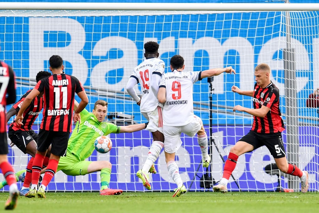 Stürmerstar Robert Lewandowski (2.v.r.) erzielt das Tor zur 2:0-Führung des FC Bayern bei Bayer Leverkusen.