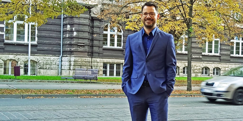 Manuel Slawig steht vor der Harzer Kreisverwaltung in Halberstadt. Seit 1. Oktober ist er dort Hauptdezernent.