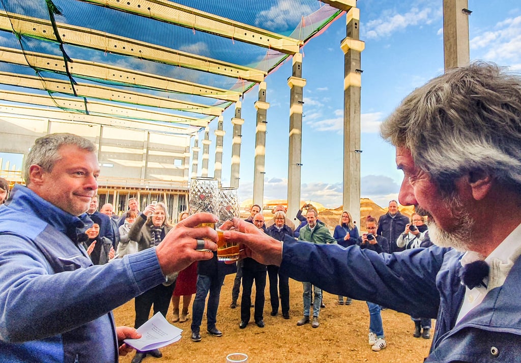 Architekt Ronny Sasse (l.) und Firmengründer Holger Sasse stoßen nach dem Richtspruch für NOVO-TECH Circular auf das Gelingen an.