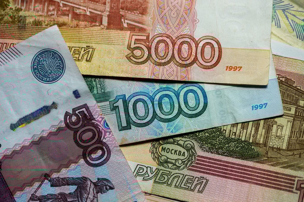 Der russische Rubel profitierte von der Entscheidung. Er legte zu Euro und US-Dollar deutlich zu.