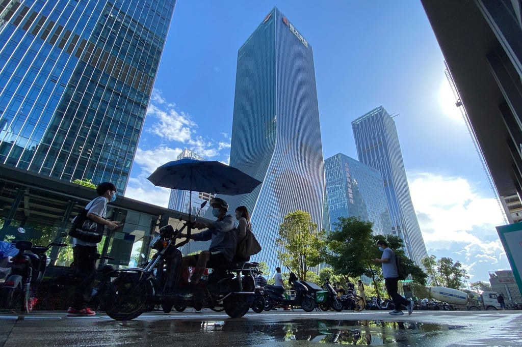 Passanten laufen in der Nähe des Hauptsitzes des Immobilienentwicklers Evergrande Group vorbei.