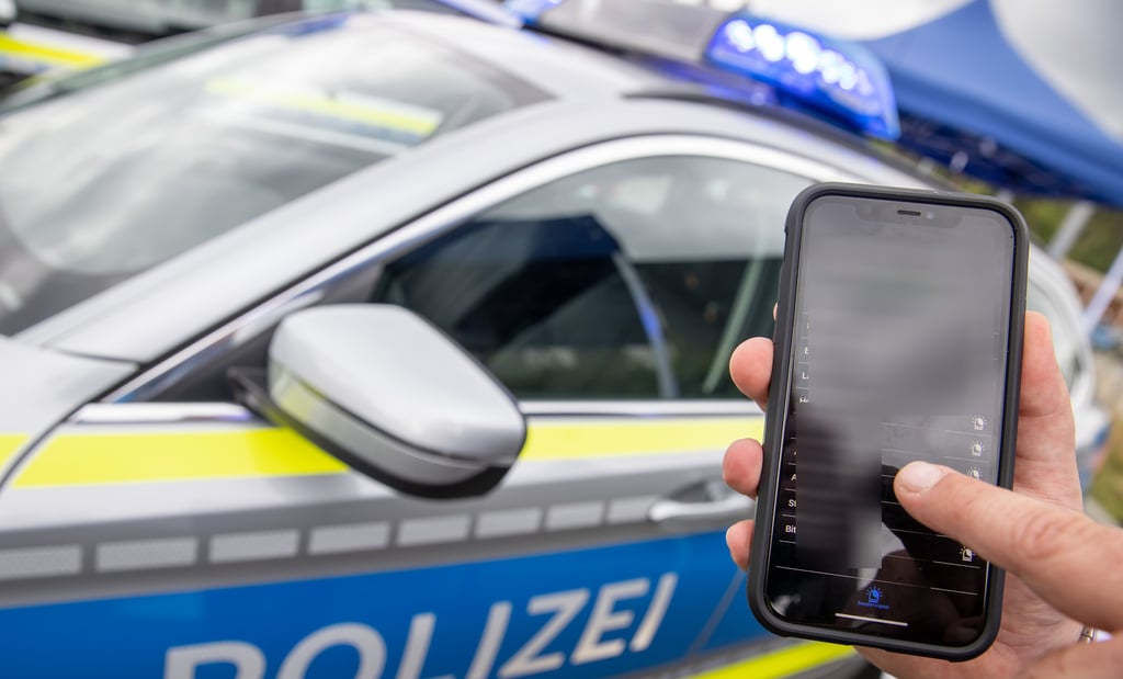 Alle Polizeibeamten in Sachsen-Anhalt sollen bis Ende 2023 mit einem Smartphone ausgestattet werden.