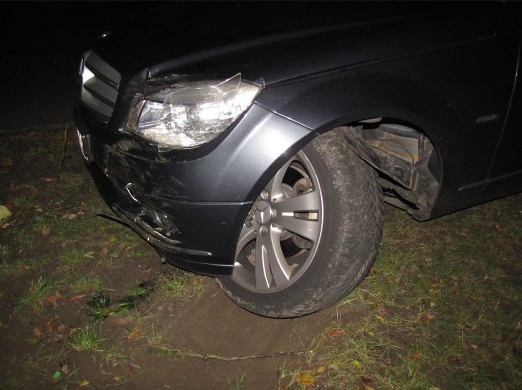 Weil ein weiteres Auto ihn geblendet haben soll, ist ein 19-Jähriger Sonnabendnacht (23. Oktober) in Stendal von der Fahrbahn abgekommen und gegen ein Baum gefahren.