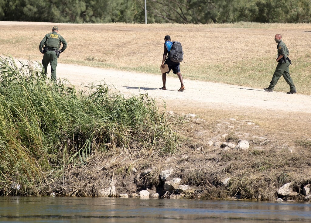US-Grenzschutzbeamte sprechen mit einem haitianischen Migranten, der von Ciudad Acuna, Mexiko, in die USA eingereist ist. (Archivbild)