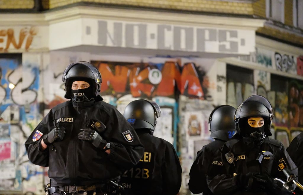 Polizisten stehen an einer Kreuzung im Stadtteil Connewitz. Nach dem Verbot drei linker Demonstrationen am Samstag in Leipzig hat die Polizei massive Präsenz in der Stadt gezeigt