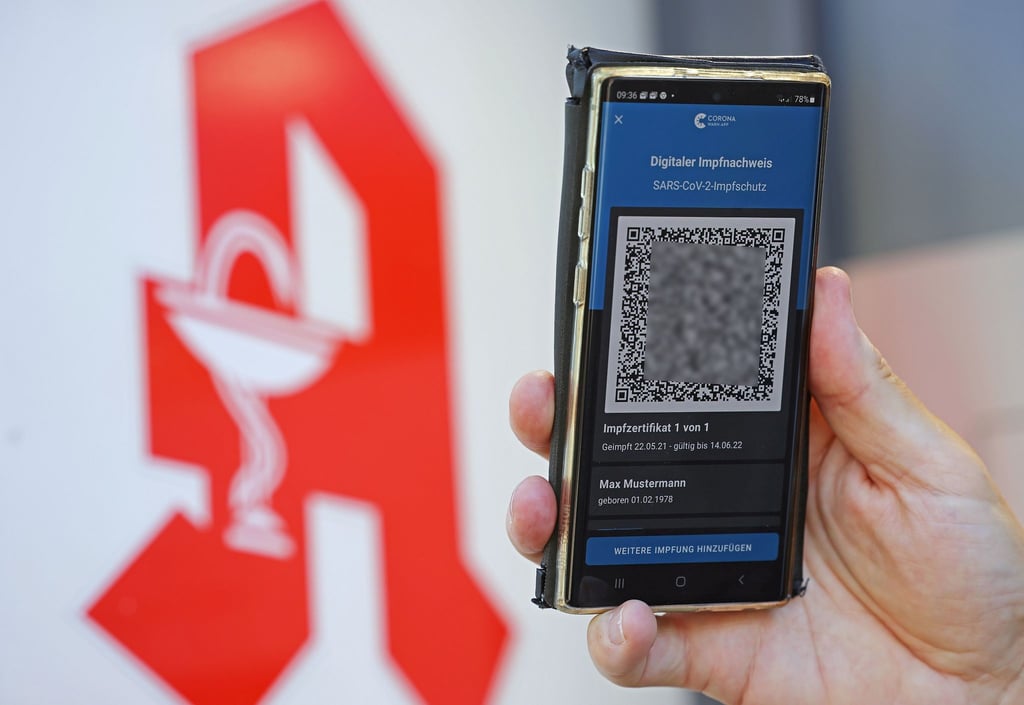 Eine Mitarbeiterin einer Münchner Apotheke soll gemeinsam mit Komplizen dafür nötige QR-Codes gefälscht und im Internet verkauft haben.