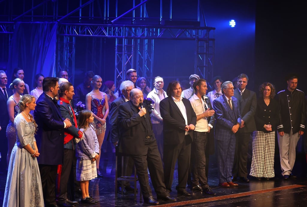 Komponist Ralph Siegel (M) sitzt nach der Weltpremiere des Musicals "Zeppelin" beim Schlussapplaus auf der Bühne.