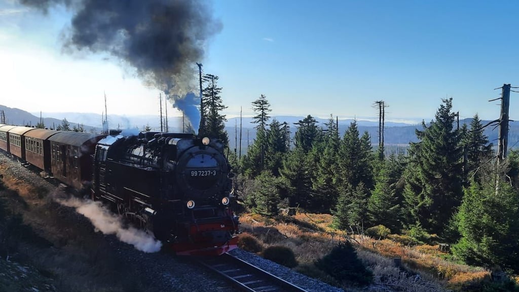 Der Sonntag startet mit viel Sonne und einem wolkenlosen Himmel. Nachdem am Donnerstag der Betrieb der Harzer Schmalspurbahnen aufgrund des Sturmes eingestellt worden ist, fahren die Dampfloks nun wieder auf den Brocken.