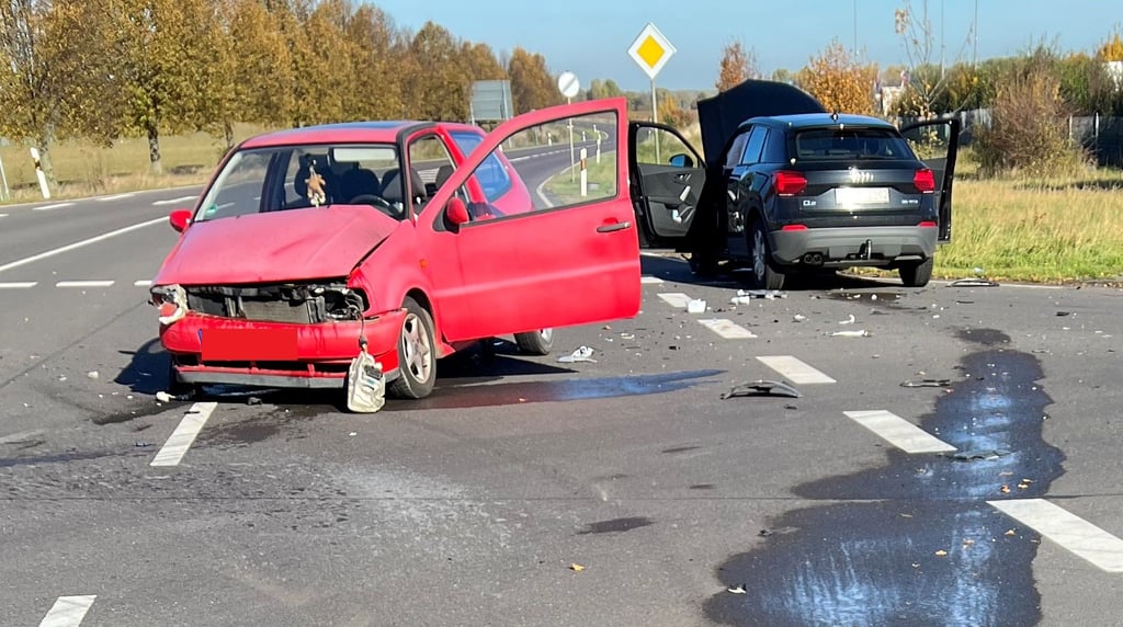 Auf der B71 ist es am Sonntag (24. Oktober) im Landkreis Börde zu einem schweren Verkehrsunfall gekommen. Dabei wurden drei Personen verletzt, eine davon schwer.
