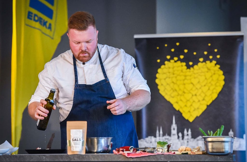 Keine Angst vor Süße und Säure: Maximilian Weise geht beim Wettkochen in die Vollen.