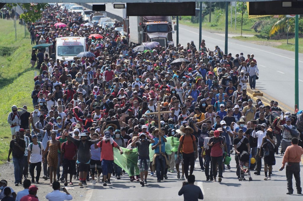 Eine Karawane von Migranten zieht auf einer Küstenstraße in Mexiko in Richtung Norden.