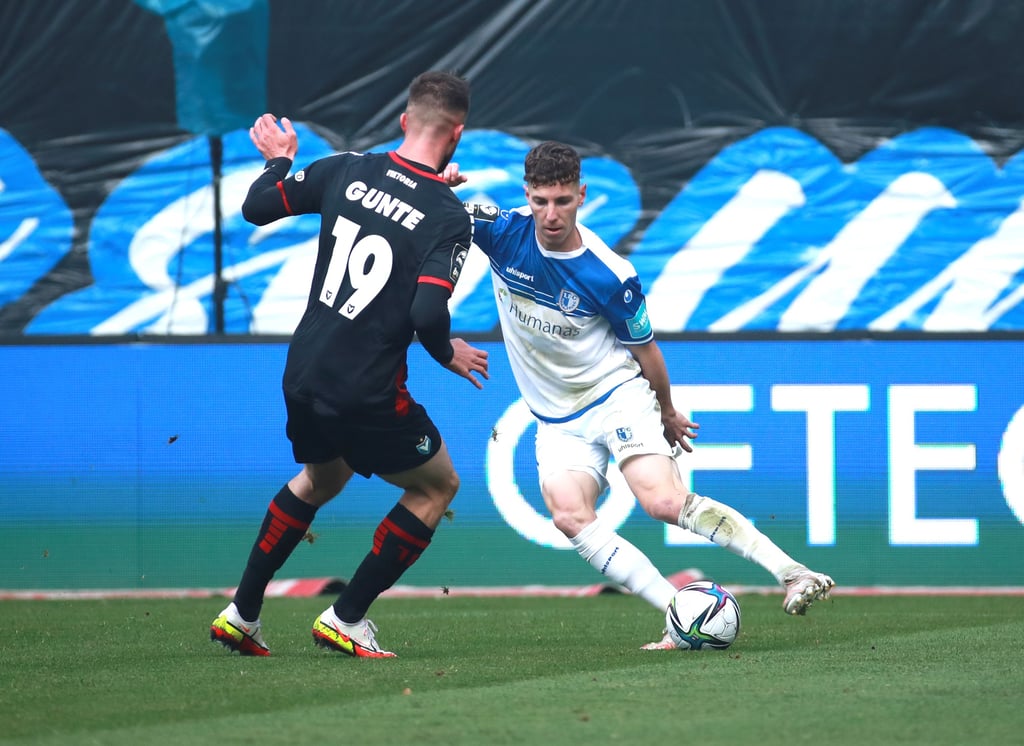 Florian Kath (r.) wirbelte gegen Viktoria für den gesperrten Baris Atik in der Offensive .