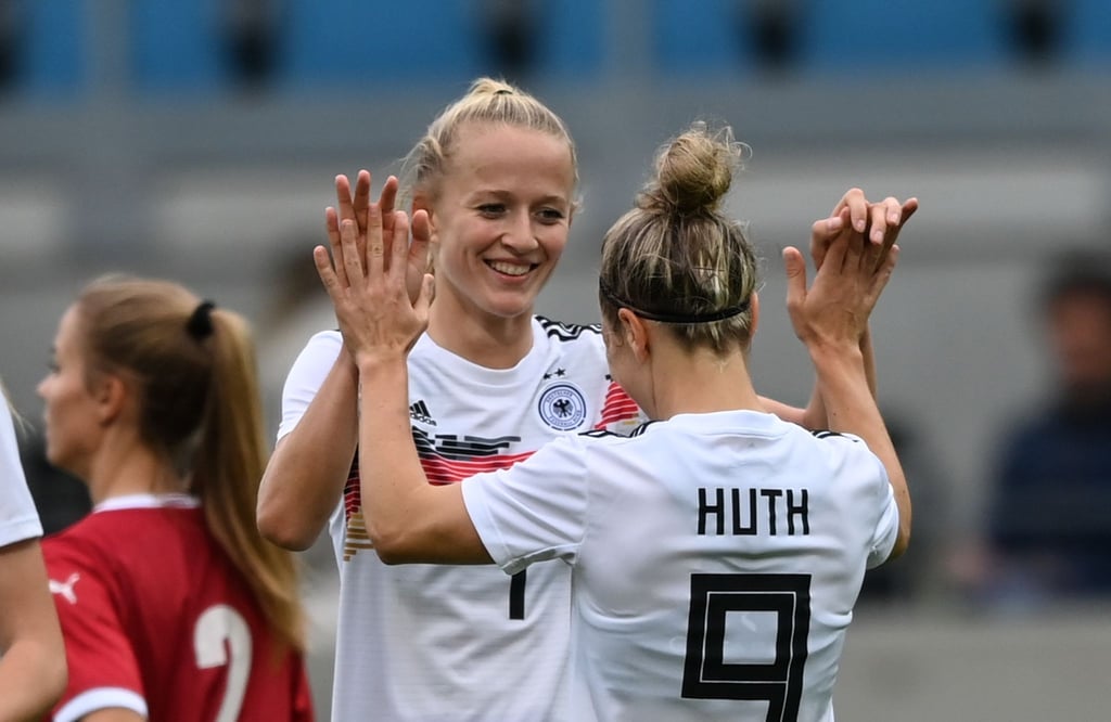 Empfiehlt sich mit ihren vier Toren gegen Serbien für die EM in England: Lea Schüller (l) feiert das 4:1 mit Svenja Huth.