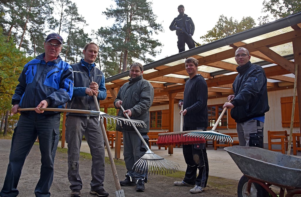 Mit den Arbeitsgeräten in Wegenstedt im Einsatz sind Hartmut Krökel (v.l.), Thomas Bruschies, Matthias Schulze, Tino Schmicker und Lars Flentje. Lennard Fauter säubert in luftiger Höhe das Terrassendach.