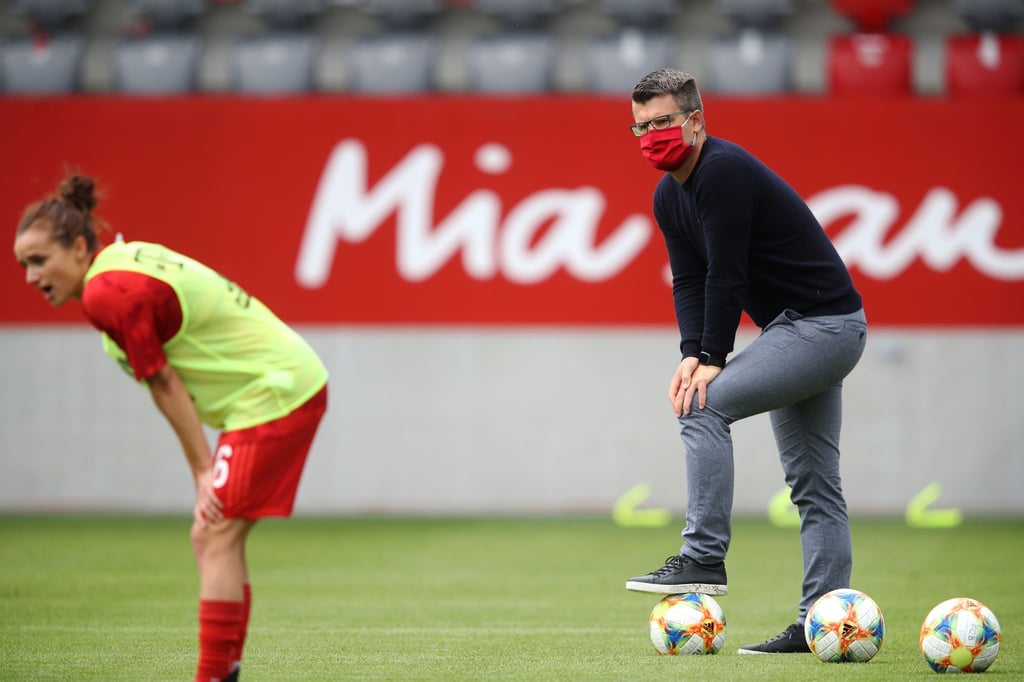Jens Scheuer, Trainer vom FC Bayern München, beobachtet seine Spielerinnen beim Aufwärmen.
