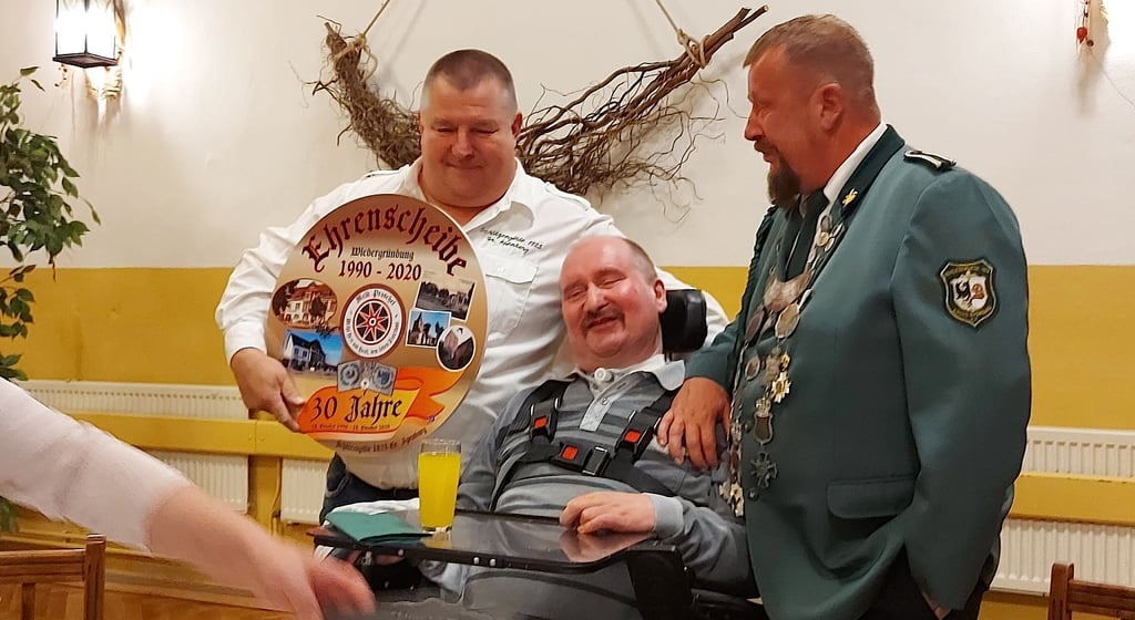 Apenburgs neuer Schützenkönig Peter Praschel (rechts) und Sylvio Zurleit (links) überreichten Maik Praschel die Ehrenscheibe.