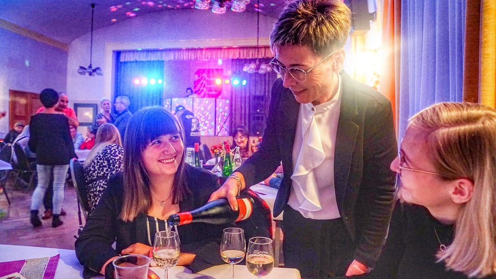 Einen Mädelsabend mit Wein verbrachten Marie Pullner (li.) und Tabea Viol, mit deren Mutter Doreen Viol.