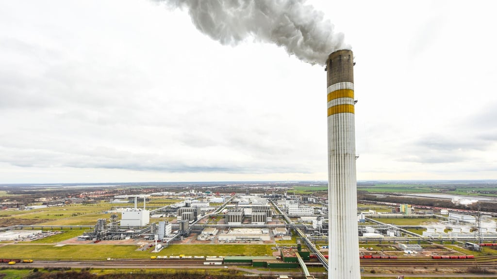 Der Schornstein des Braunkohle-Kraftwerks Schkopau, das unter anderem den benachbarten Dow-Chemiepark mit Strom und Dampf versorgt.