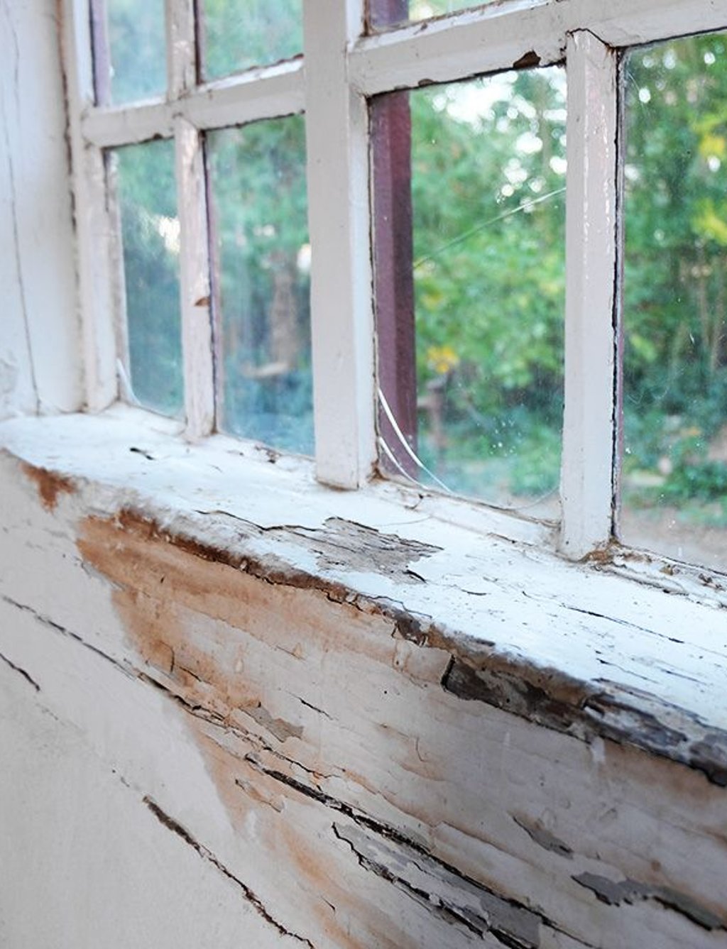 Deutliche Spuren: Die Fenster müssen restauriert werden.