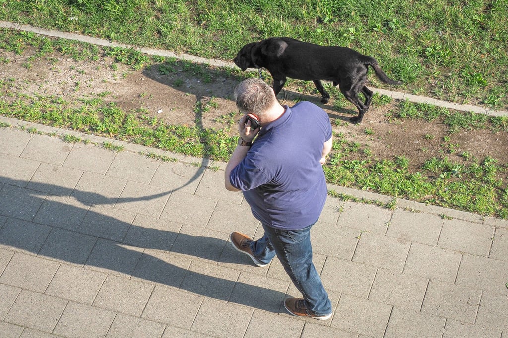 Mann geht mir seinen Hund Gassi. (Symboldbild)