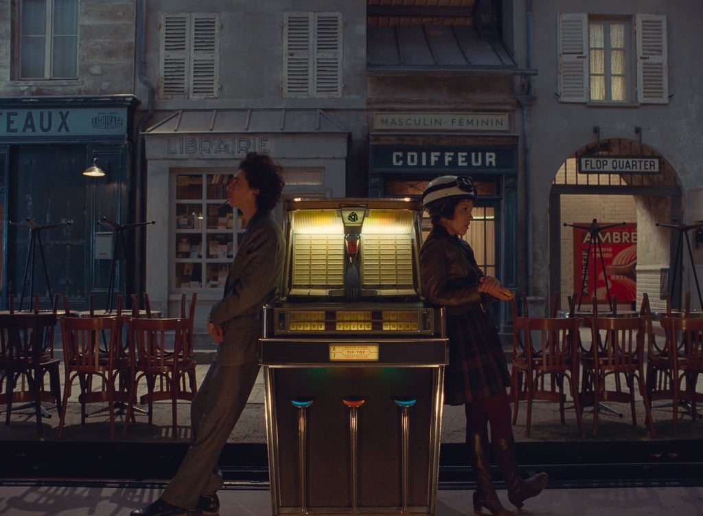 Timothée Chalamet (l) und Lyna Khoudri in einer Szene des Films „The French Dispatch“.