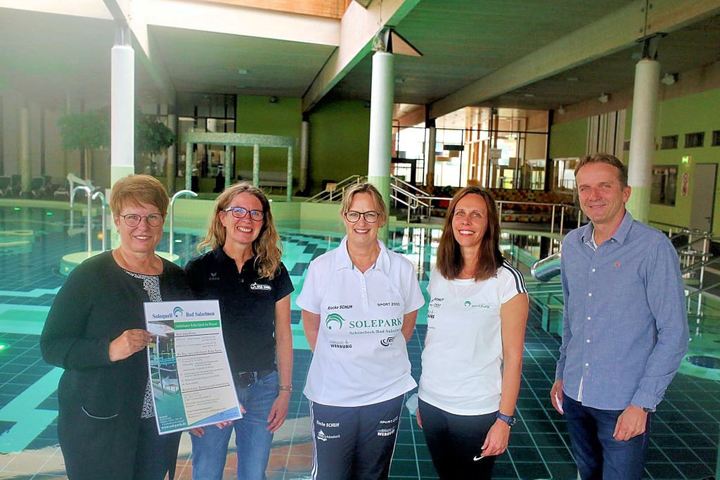 Sibylle Schulz (von links), Birgit Strackeljahn, Daniela Bieniek, Susanne Hofmann und Jörg Möbius stellen das neue Rehasport-Programm vor. Kursbeginn ist im November.