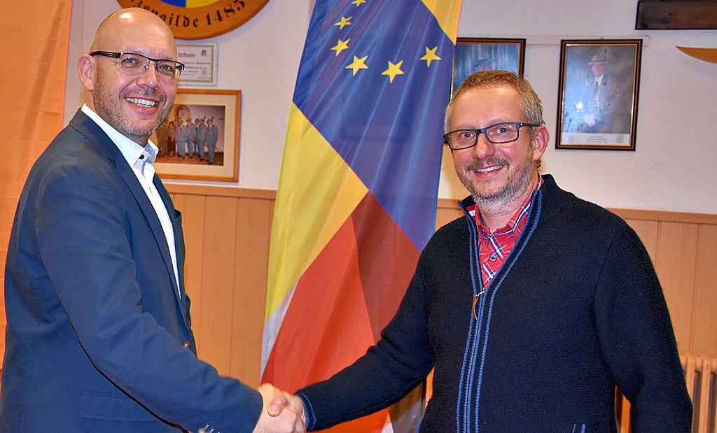 Danny Meyer (l.) ist Kandidat der CDU für die Bürgermeisterwahl. Stadtverbandsvorsitzender Thomas Seelmann gratuliert.