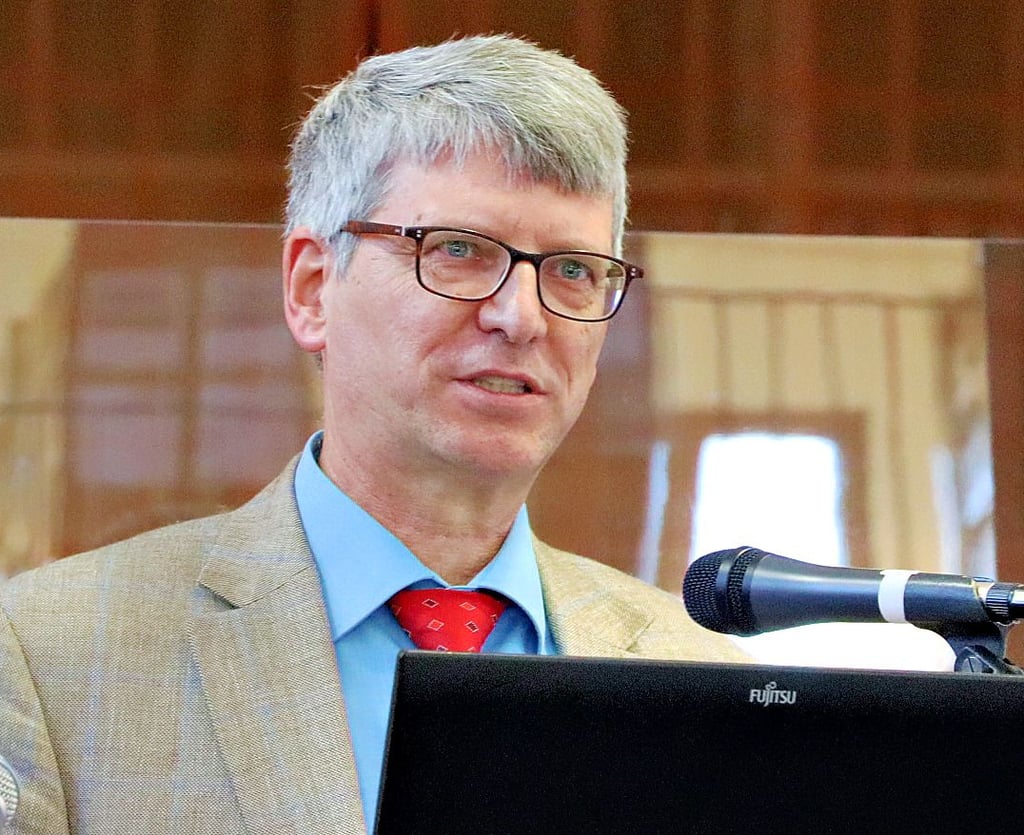 Dr. Harald Mueller befasste sich in der Bibliothek der Theologischen Hochschule Friedensau mit der Frage, ob die Religionsfreiheit durch die Pandemie gefährdet ist.